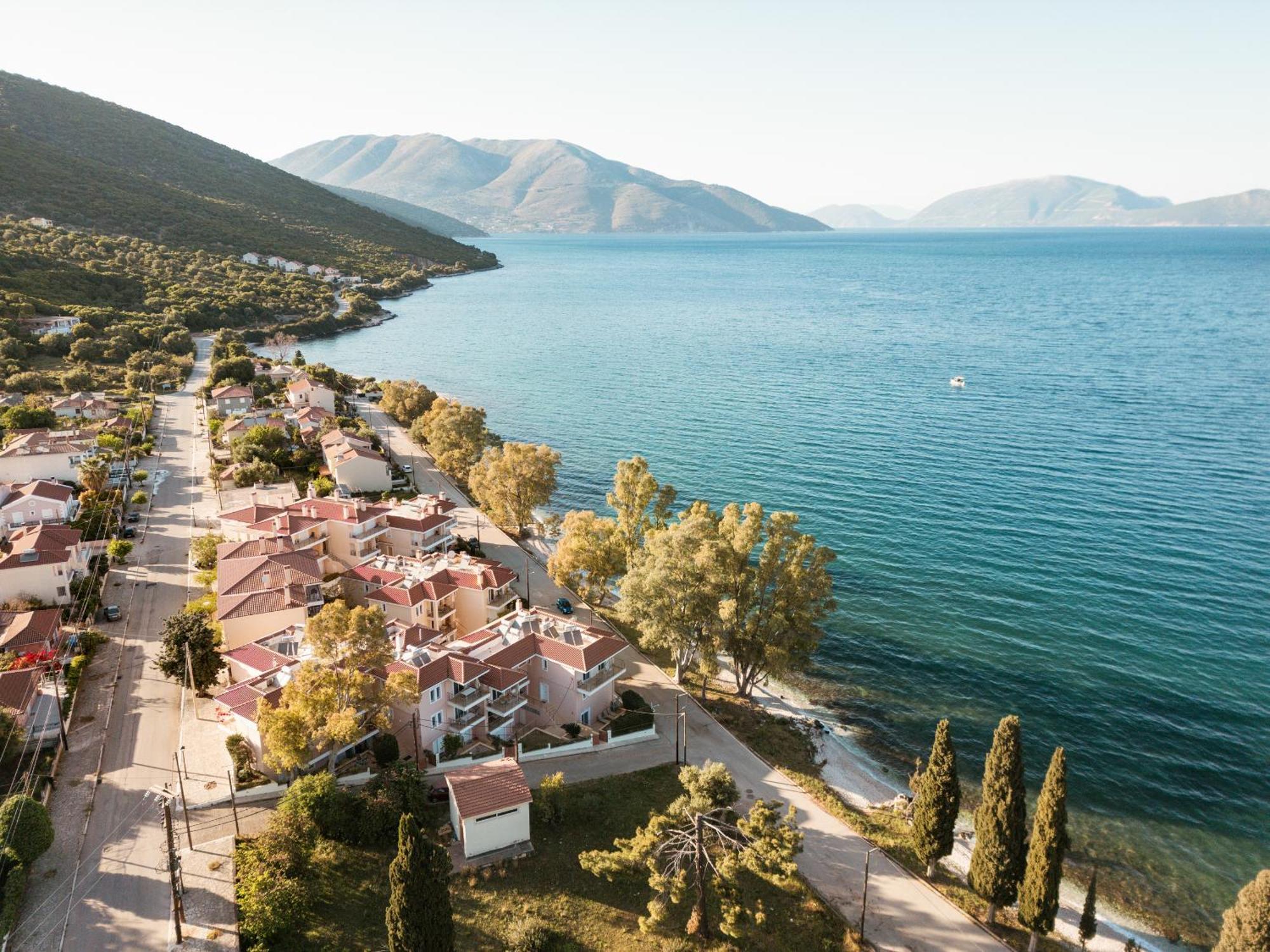 Meliti Waterfront Suites Karavomylos Exterior foto