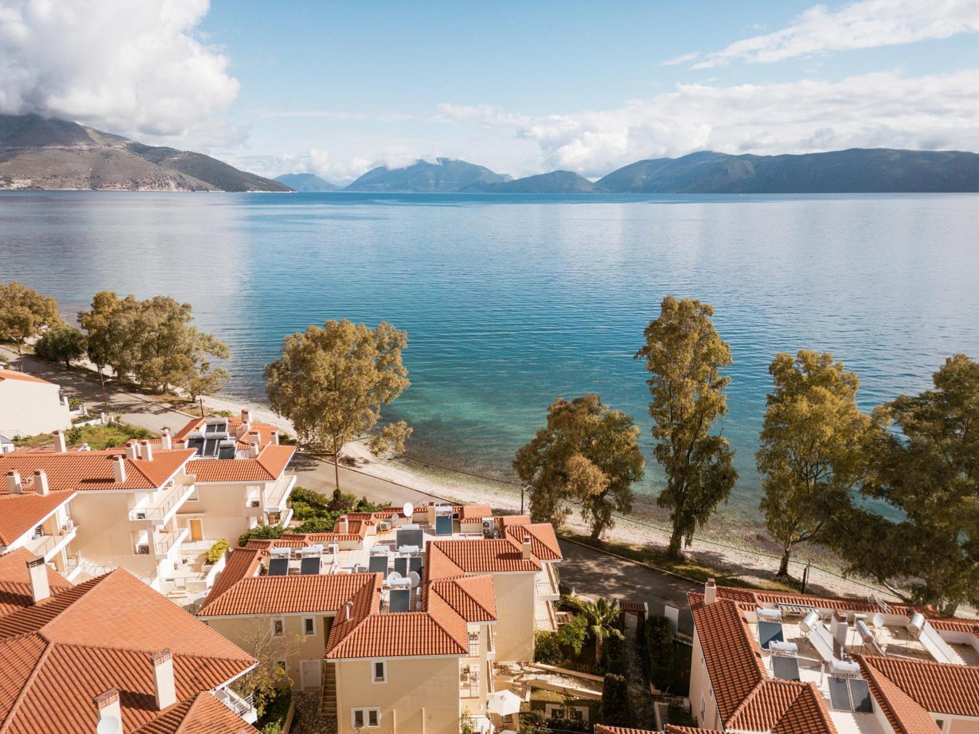 Meliti Waterfront Suites Karavomylos Exterior foto
